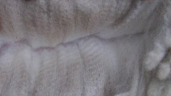 Geoeffnetes Vlies von Marco Polo, wobei der Crimp und die Buendelung sichtbar werden.